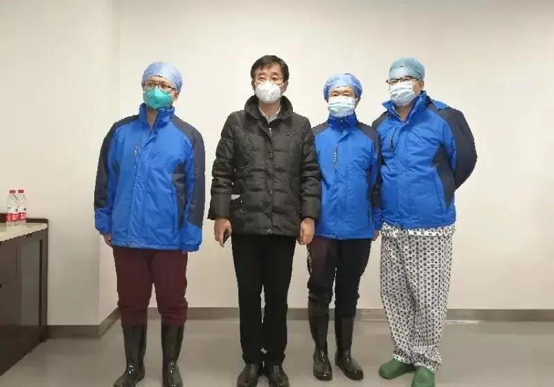 和王辰院士合影我院医疗队所分管的院区,通常病人50人左右,迄今为止